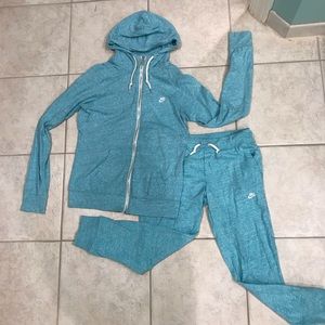 NIKE SWEATSUIT